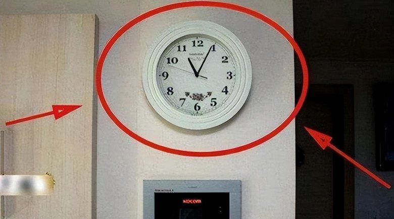 Tại sao không nên treo đồng hồ đối diện cửa chính? - 3
