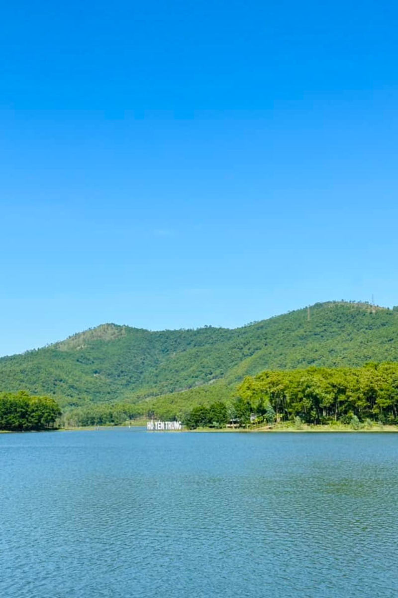 Hồ Yên Trung nằm ở phường Phương Đông, thành phố Uông Bí, tỉnh Quảng Ninh, cách trung tâm Hà Nội khoảng 115 km và thành phố Hạ Long chỉ 40 km.
