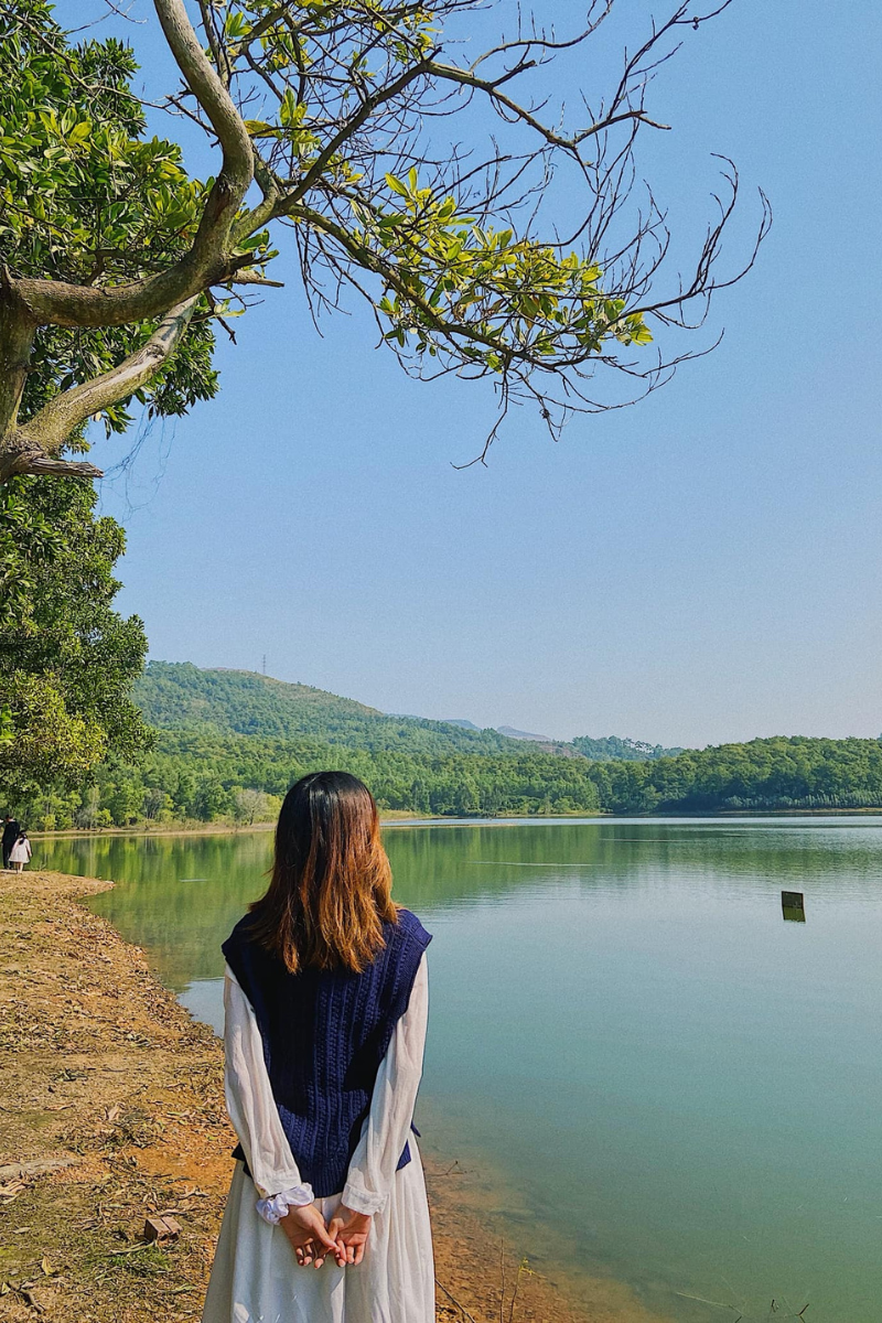Với khí hậu đặc trưng mát mẻ và dễ chịu, hồ Yên Trung được nhiều du khách gọi vui với cái tên "tiểu Đà Lạt" ở Quảng Ninh.
