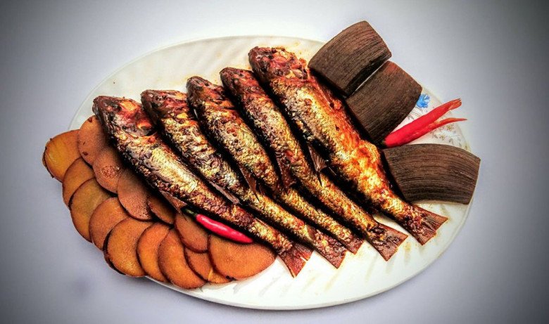 Nên ăn cá cả xương và da để nhận được lượng collagen dồi dào. Ảnh minh họa. 