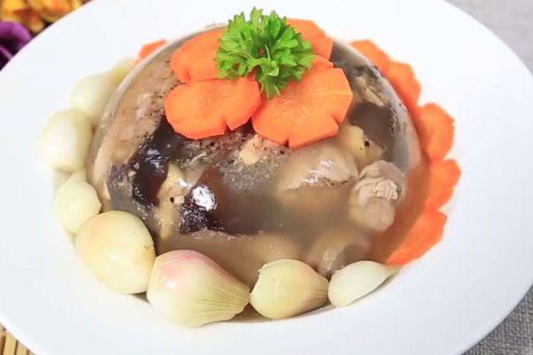 Trong món thịt đông, thịt chân giò và da heo là nguồn cung cấp collagen chính. Ảnh minh họa. 