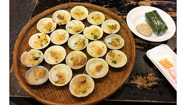 Thực đơn đa dạng của quán có tất cả từ bánh bèo, bánh lọc, bánh ram ít trần, bánh nậm, đến bún mắm nêm, bún cá ngừ Huế, tré, chả ram tôm đất, nem cây, chả lụa và nhiều món ăn khác, tạo nên một trải nghiệm ẩm thực đặc sắc.