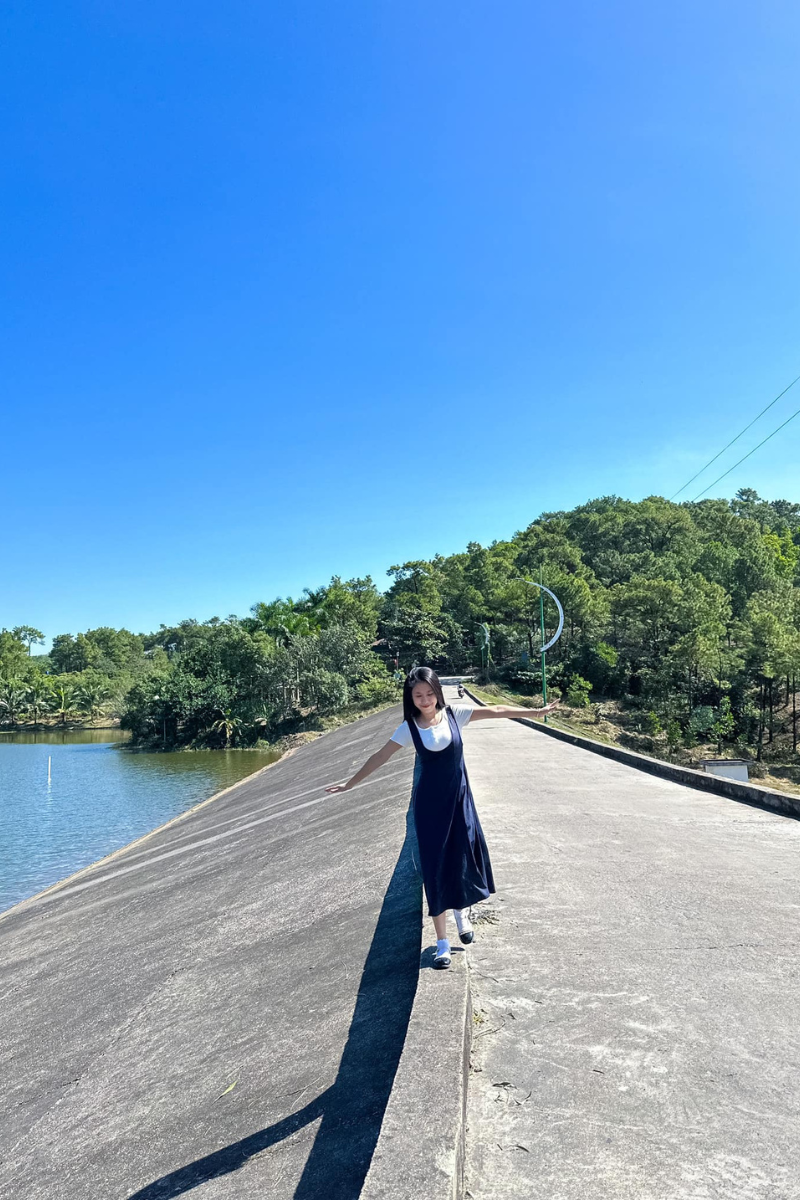 Đây là thời điểm mà thời tiết Uông Bí dễ chịu, không mưa cũng không có quá nhiều nắng, nhờ vậy mà vẻ đẹp thơ mộng của hồ Yên Trung càng được tô điểm thêm vài phần.
