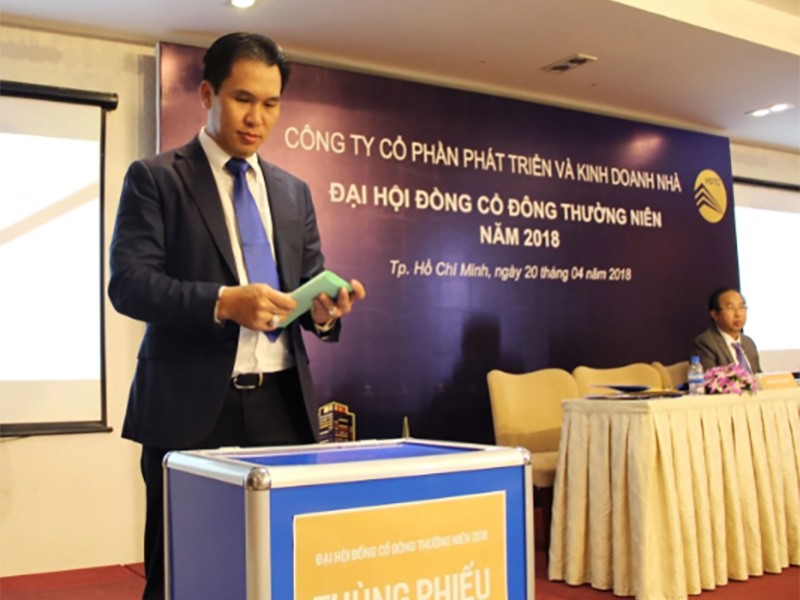 Thế nhưng, đến năm 2014, cuộc hôn nhân giữa vị đại gia này và hoa hậu Diễm Hương bất ngờ đổ vỡ cùng với những tranh chấp tài sản, trong đó có căn nhà 30 tỷ. Hoa hậu Diễm Hương gây sửng sốt khi viết đơn tố cáo chồng cũ gian dối trong việc đăng ký kết hôn
