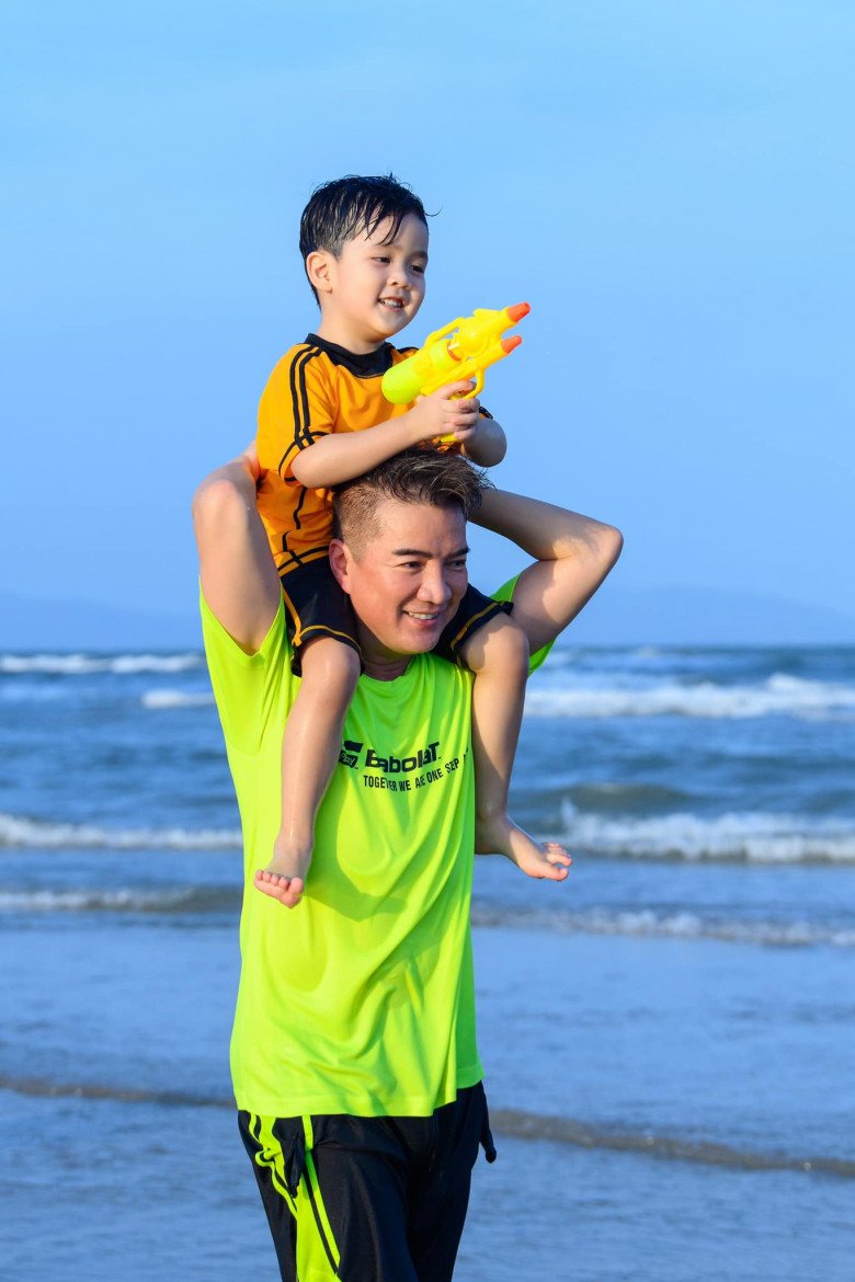 Nam ca sĩ vẫn giữ kín danh tính mẹ ruột của con trai.