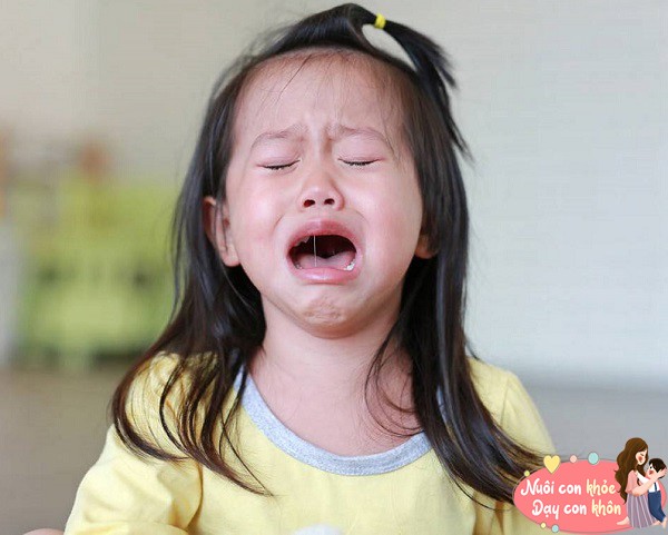 Trẻ cũng rụt rè, nhút nhát, không dám nói to trước mặt người khác...