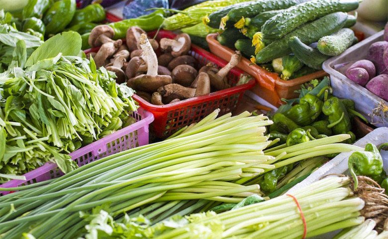 Rau củ cần được rửa sạch, nên ăn chần, nấu chín chứ không ăn sống. (Ảnh minh họa).