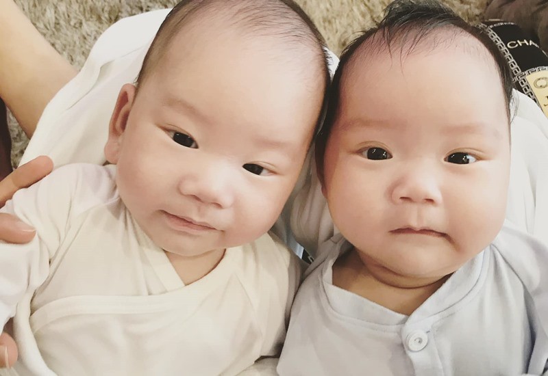 Ngay từ khi các con chào đời, vợ chồng Khắc Việt đã thường xuyên chia sẻ hình ảnh các bé lên mạng xã hội, nhận được nhiều lời chúc mừng, khen ngợi của mọi người.
