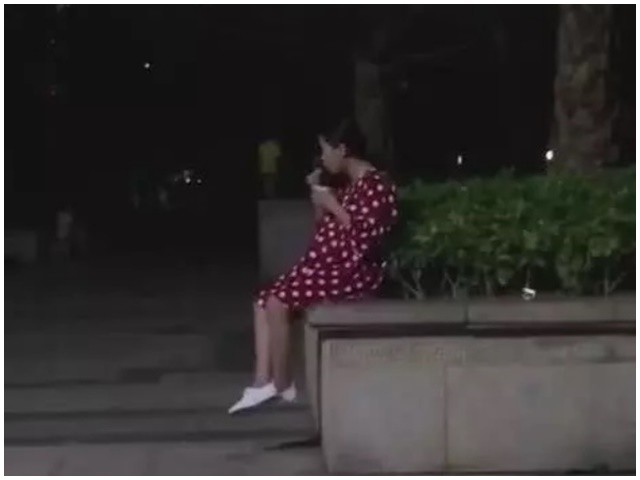 Cô vợ bầu bí đã một mình đi ra ngoài ăn những món mình thích. (Ảnh minh họa)