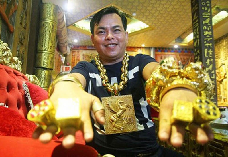 Trần Ngọc Phúc (thường gọi là “Phúc XO”, SN 1983, TP.HCM) là người nổi tiếng trên mạng xã hội, được biết đến là đại gia đeo vàng nhiều nhất Việt Nam.
