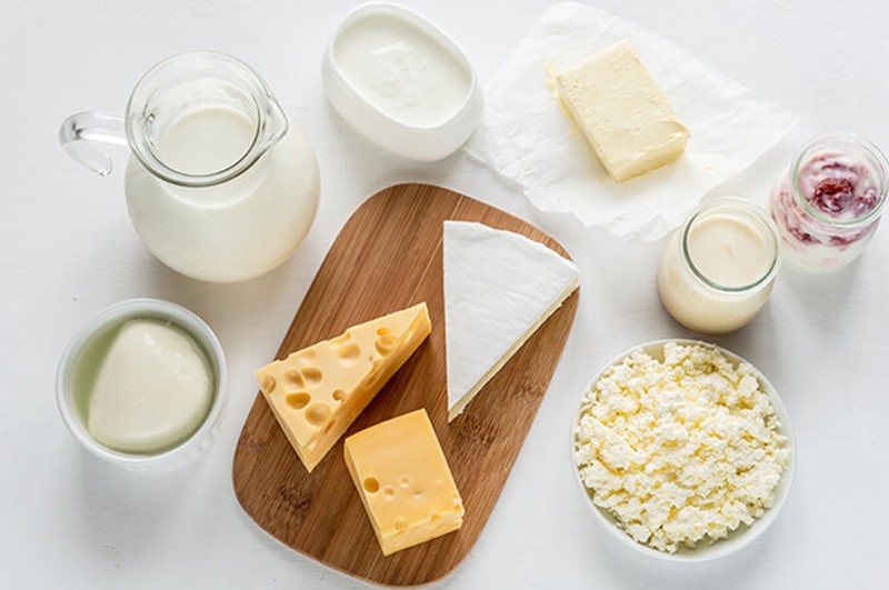 Các sản phẩm từ sữa giàu chất béo chứa nhiều chất béo bão hòa cao và calo nên người giảm cân thường tránh và sợ làm tăng nguy cơ mắc bệnh tim. Thực tế, điều này không đúng và các sản phẩm này còn giảm nguy cơ béo phì.
