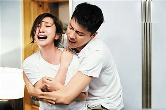 Tần Hải Lộ rất đau khổ vì bị đá bất ngờ. 