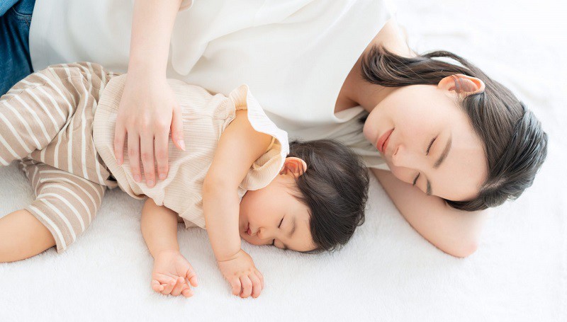 Bên cạnh đó, nhiều người tin rằng việc quan sát tư thế ngủ có thể phán đoán tính cách của trẻ. Bố mẹ có thể tham khảo qua những tư thế sau đây để hiểu hơn nhu cầu, tính cách của con.
