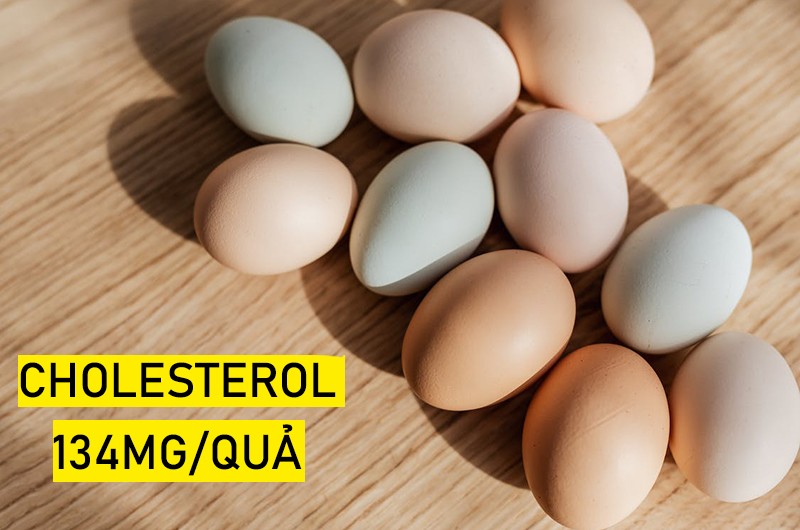 Trứng chứa một lượng cholesterol đáng kể trong lòng đỏ - khoảng 134mg mỗi quả. Cholesterol là chất béo trong máu góp phần gây tắc nghẽn động mạch và đau tim. Nhưng cho rằng ăn trứng có hại cho tim là sai.

