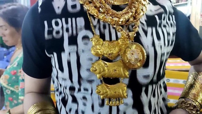 Chiếc dây chuyền vàng hình con heo của Cường.