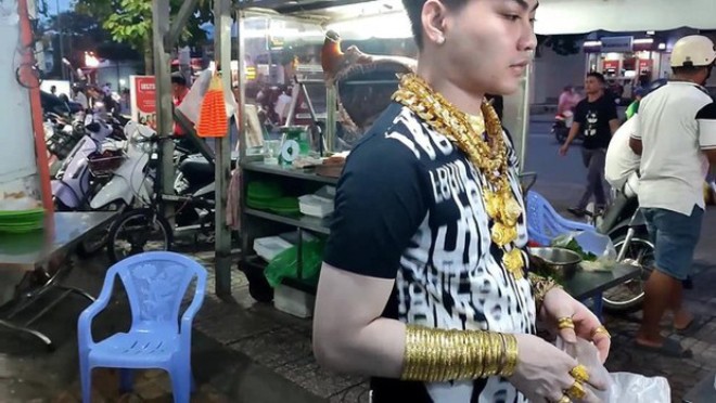 Hiện tại Cường đeo khoảng 80 cây vàng trên người.