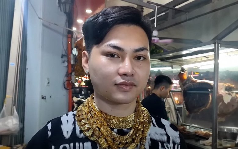 Từ nhỏ, Cường đã có sở thích đeo vòng vàng.