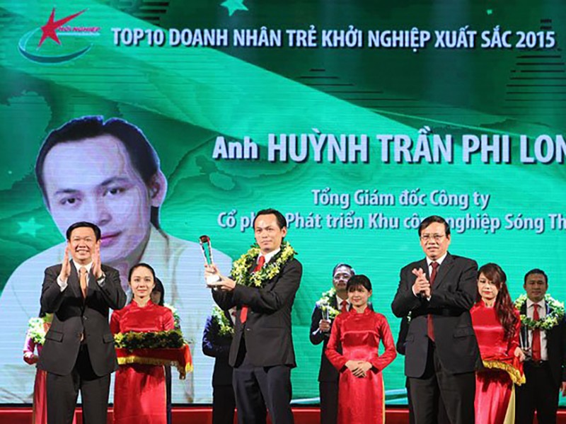 Huỳnh Trần Phi Long từng được vinh danh trong top 10 doanh nhân trẻ khởi nghiệp xuất sắc nhất 2015, được tín nhiệm bầu làm Chủ tịch Hội Doanh nhân trẻ tỉnh Bình Dương
