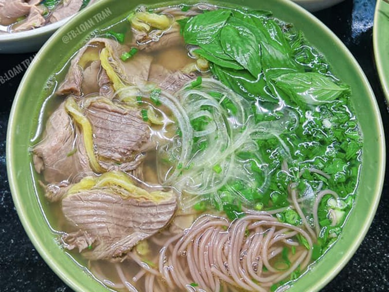 Phở bò không nước hầm xương.
