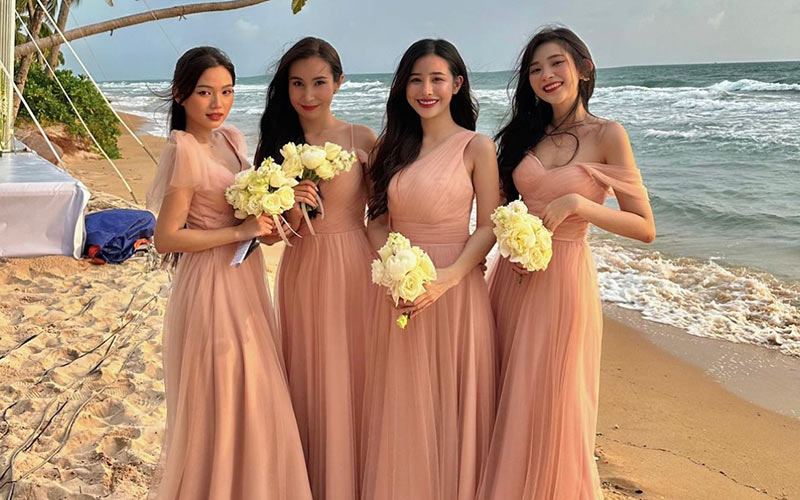 Phương Dung mới đây còn gây ấn tượng khi làm dâu phụ trong đám cưới của hội bạn thân, cô nàng diện váy màu hồng pastel dịu ngọt mà vẫn nổi bần bật. 
