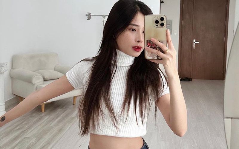 Mỗi ngày nếu không phải ghi hình hay chụp ảnh, hot girl 9X sẽ chỉ đánh son và dùng kem chống nắng để bảo vệ làn da tối đa. 
