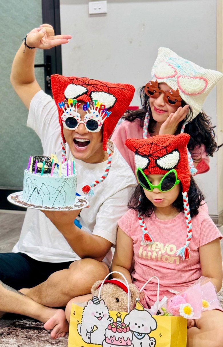 Hồng Đăng dành nhiều thời gian chơi đùa với 2 con gái.