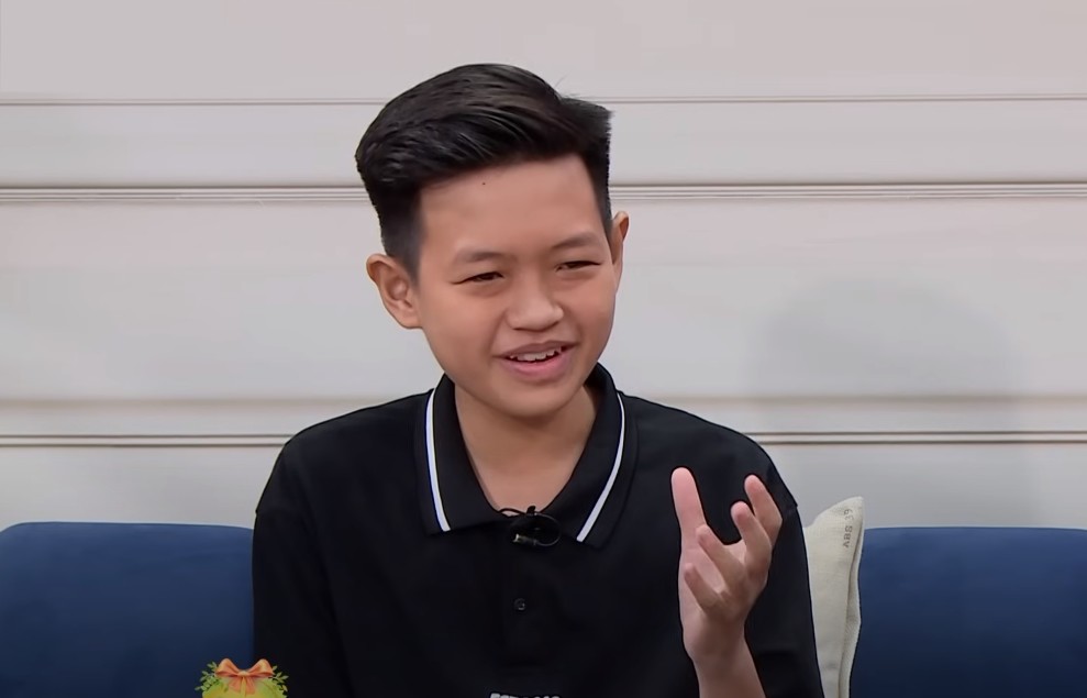 Cậu bé còn ăn nói rất có duyên.