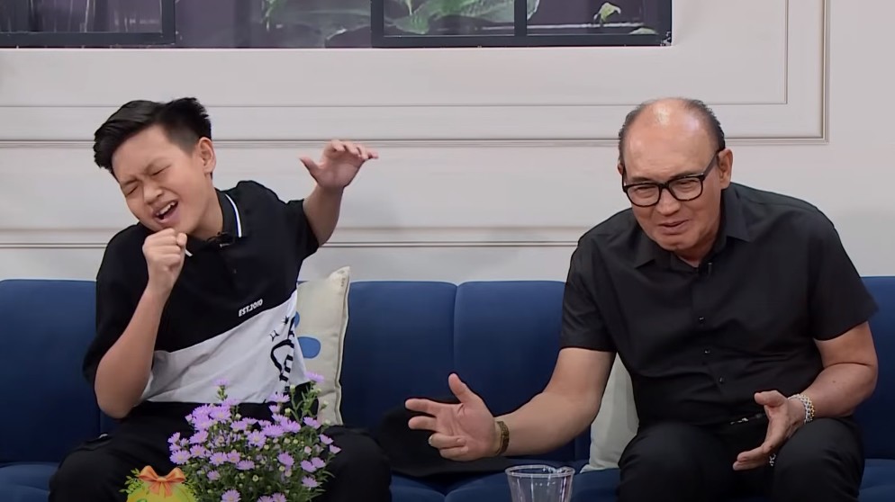 Con trai út của nam danh hài nay vẫn còn trong độ tuổi ăn học.