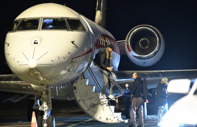 Maroon 5 đáp chuyến bay đến Việt Nam lúc nửa đêm.