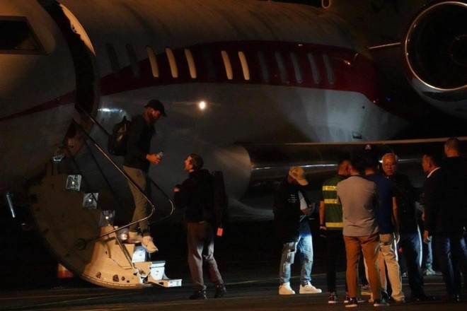 Các thành viên đi chuyên cơ tới đất nước hình chữ S.