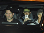 Maroon 5 đến Việt Nam lúc nửa đêm, dùng điện thoại quay ngược lại cảnh phóng viên tác nghiệp