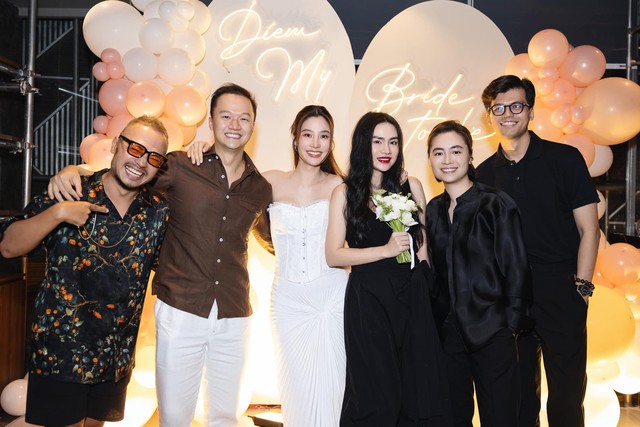 Vừa qua, Diễm My 9X và Vinh Nguyễn tổ chức lễ độc thân chung vui cùng bạn bè.