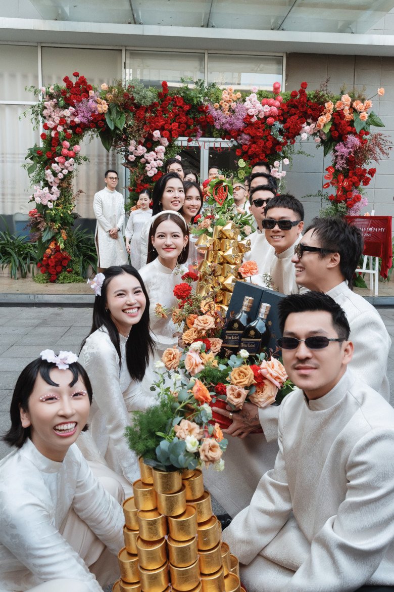Chú rể Vinh Nguyễn mang theo 9 mâm sính lễ để hỏi cưới.