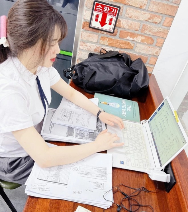 Goo Hye Sun đăng ảnh làm nữ sinh đang chuyên tâm học.