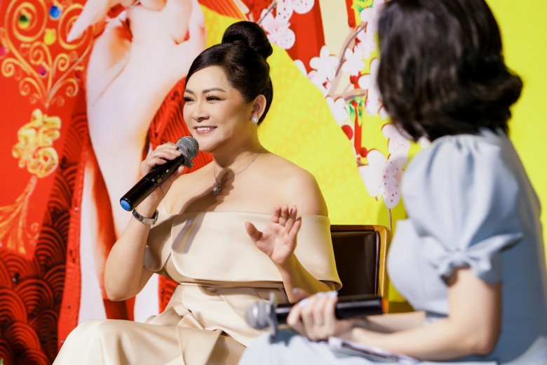 Ngôi sao hải ngoại giữ suy nghĩ tích cực, lạc quan, cho rằng bản thân dù 53 tuổi nhưng vẫn sống như tuổi 35.