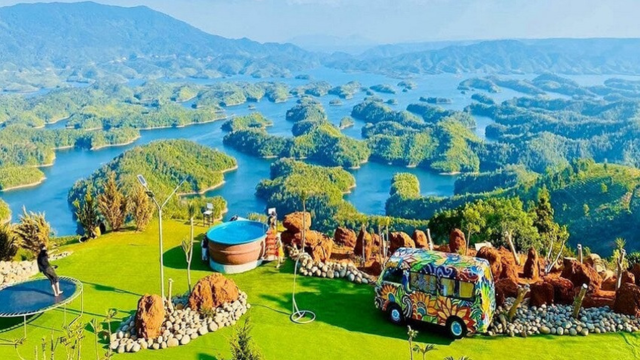Là thành phố lớn nhất và đô thị miền núi đông dân nhất, Buôn Mê Thuột hứa hẹn mang đến trải nghiệm thú vị với cuộc sống và văn hóa độc đáo. Các điểm du lịch không thể bỏ qua tại đây bao gồm Bảo tàng cà phê Buôn Ma Thuột, Thác Dray Sáp/ Dray Nur, và Vườn quốc gia YokDon,..