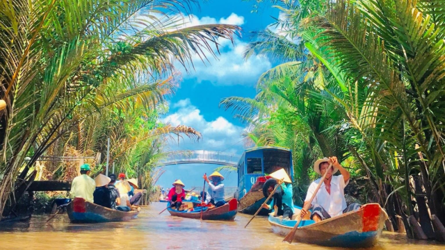 Hiện tại, khu du lịch Cồn Phụng áp dụng mức giá vé cổng tham quan là 40.000 đồng/người lớn và 20.000 đồng/trẻ em, một chi phí hợp lý để khám phá và đắm chìm trong không gian tuyệt vời của miền Tây Nam Bộ.