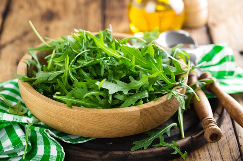 Dù rau arugula có hương vị đậm đà và đắng nhưng vẫn cung cấp không ít dinh dưỡng. Dù có vị trí khá thấp trong danh sách nhưng bạn vẫn sẽ nhận được một lượng folate, canxi và vitamin A, C và K.
