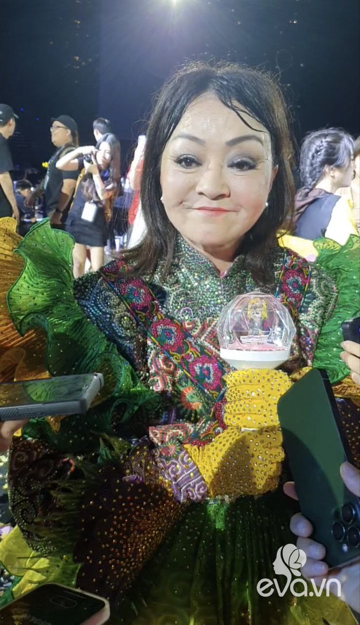 Danh ca Hương Lan gây bất ngờ khi hiếm hoi tham gia show truyền hình.