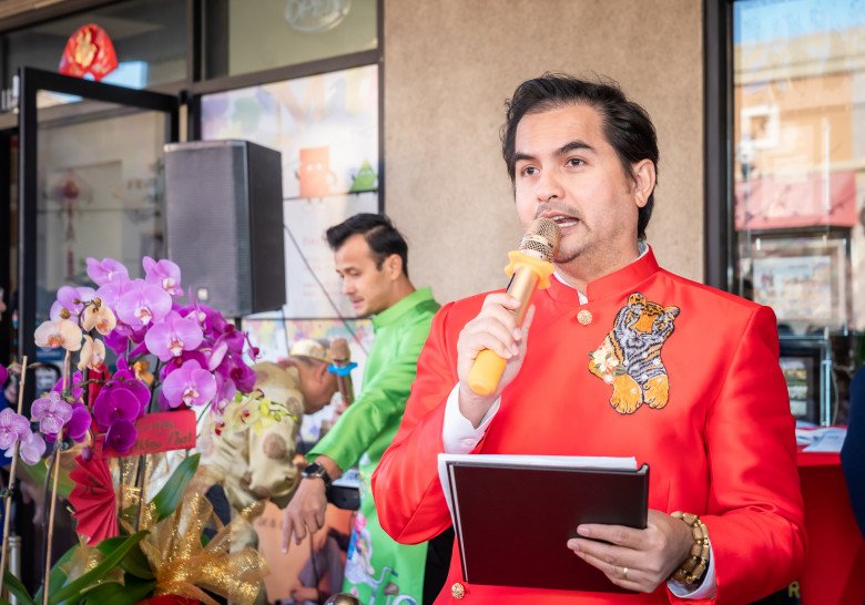 Cựu siêu mẫu làm nhiều công việc khác nhau trên đất khách.