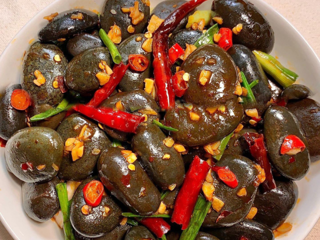 Theo thông tin từ Asia1, trước đây, khi còn thiếu phương tiện bảo quản thực phẩm ở địa phương, đặc biệt là trong những tháng mùa hè, cộng đồng thường sử dụng đá cuội để làm cho thực phẩm thêm hương vị. Ảnh: baidu