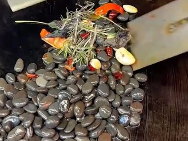 Người đầu bếp rửa sạch đá, để ráo nước, tẩm ướp với dầu ớt. Đun nóng mỡ động vật hoặc dầu thực vật, sau đó cho đá vào xào cùng ớt khô, tỏi, gừng và một số loại gia vị khác. Ảnh: SCMP