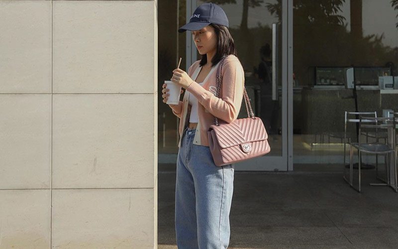 Cô nàng ra đường với chiếc túi Chanel size to khổng lồ, cùng set đồ năng động với thun và jeans quen thuộc cùng với đó là điểm tô với nón. 
