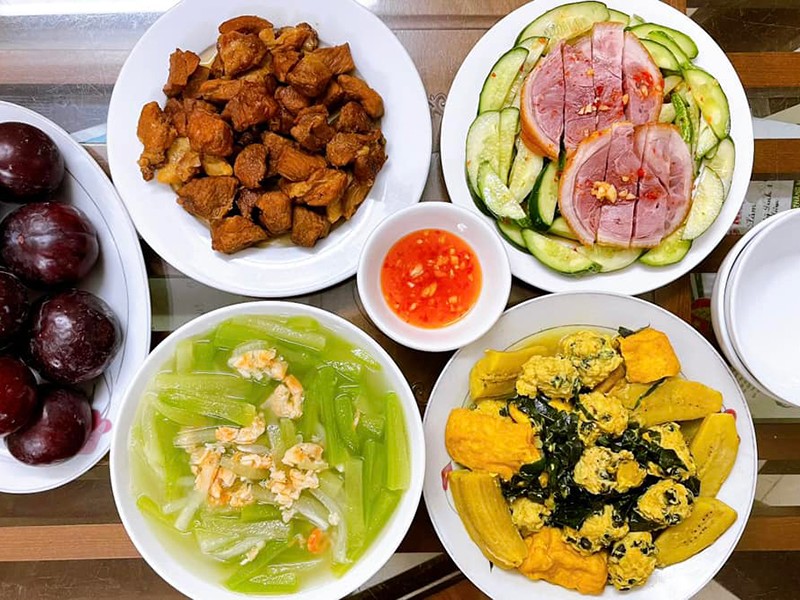 Thịt kho, thịt xông khói, canh chuối đậu, canh bí đao nấu tôm.
