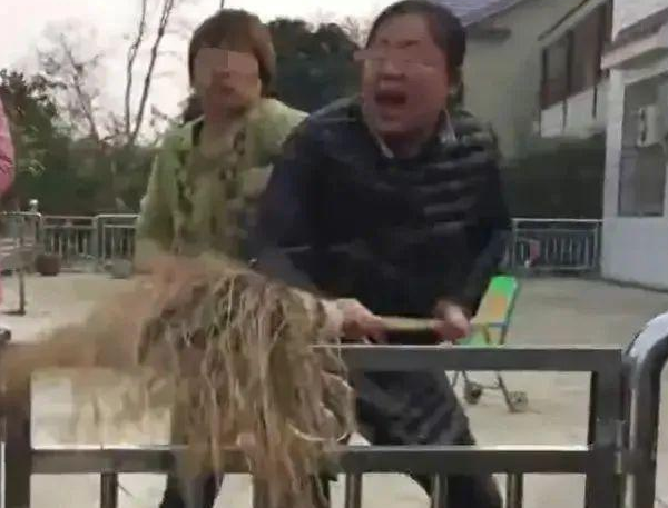 Sau khi chṑng chị Giang Trần qua ᵭời, gia ᵭình thường xuyên xảy ra tranh cãi, xȏ xát.