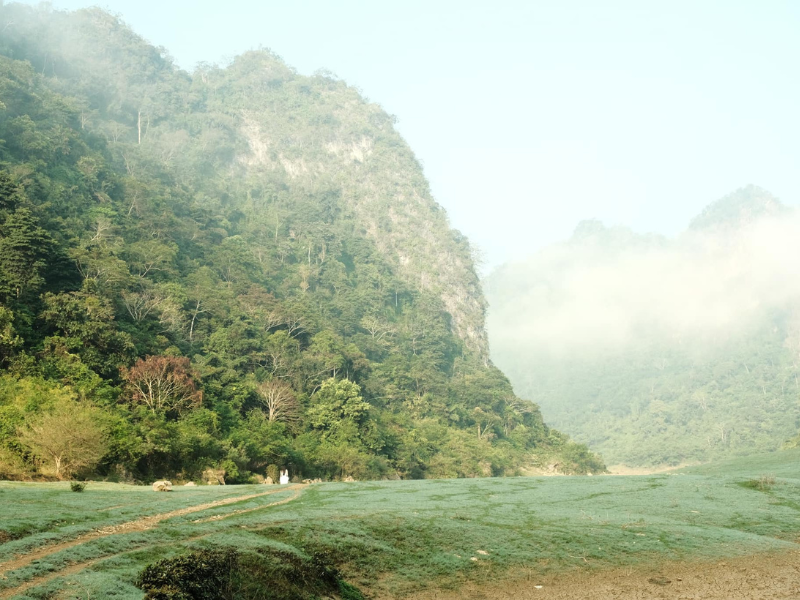 Núi Mắt Thần tọa lạc trong khu vực thung lũng thuộc xóm bản Danh, xã Quốc Toản, huyện Trà Lĩnh, tỉnh Cao Bằng.
