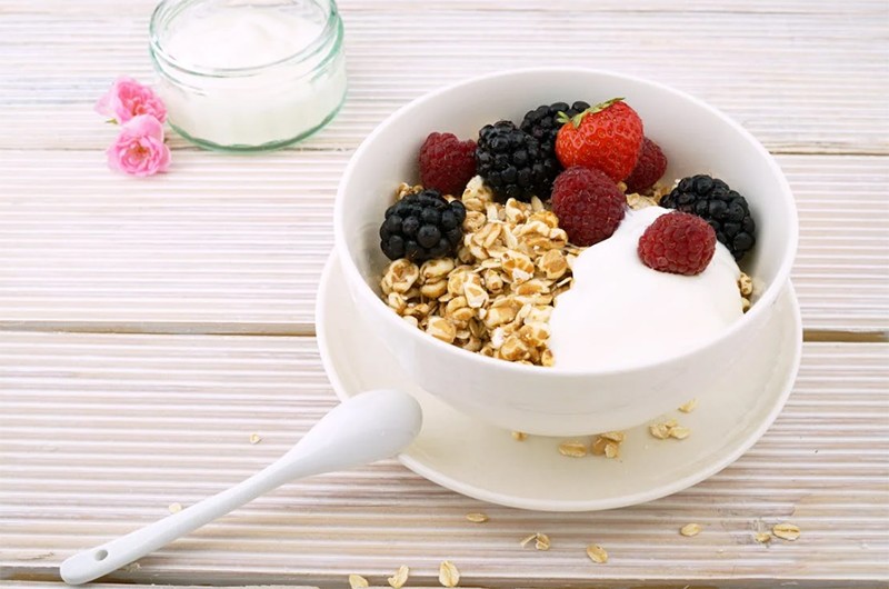Ngoài ra, theo một nghiên cứu trên Biên niên sử về Dinh dưỡng và Trao đổi chất, các nhà khoa học phát hiện ra rằng ăn bột yến mạch vào bữa sáng mang lại cảm giác no hơn và giảm mức cholesterol hơn.
