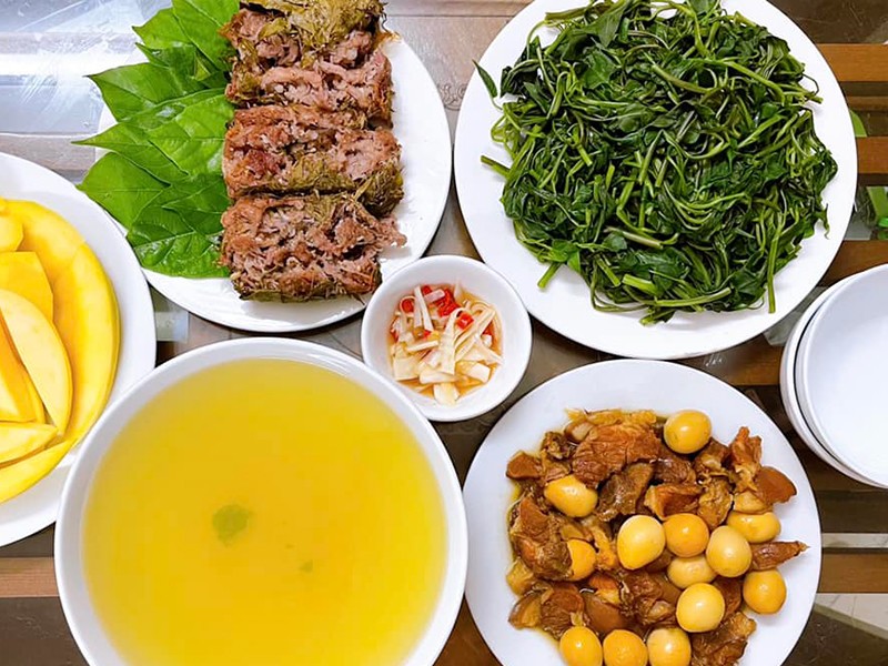 Thịt kho trứng, nem nướng, rau muống luộc.
