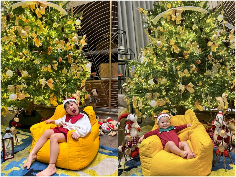 Mới đây, Đàm Thu Trang đã hào hứng chia sẻ bộ ảnh Giáng sinh của 2 con cùng chú thích: 'Một mùa Noel ấm áp với 2 cục thúi'. Những hình ảnh chỉ chụp đơn giản tại nhà nhưng vẫn cực kỳ lung linh và đáng yêu.
