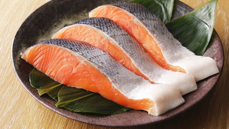 Cá hồi giàu axit béo omega-3, giúp bảo vệ võng mạc thông qua khả năng chống viêm. Cá hồi cũng là một nguồn tốt của kẽm, tham gia vào quá trình chuyển hóa vitamin A thành rodopsin, một chất quang cảm ứng trong võng mạc.
